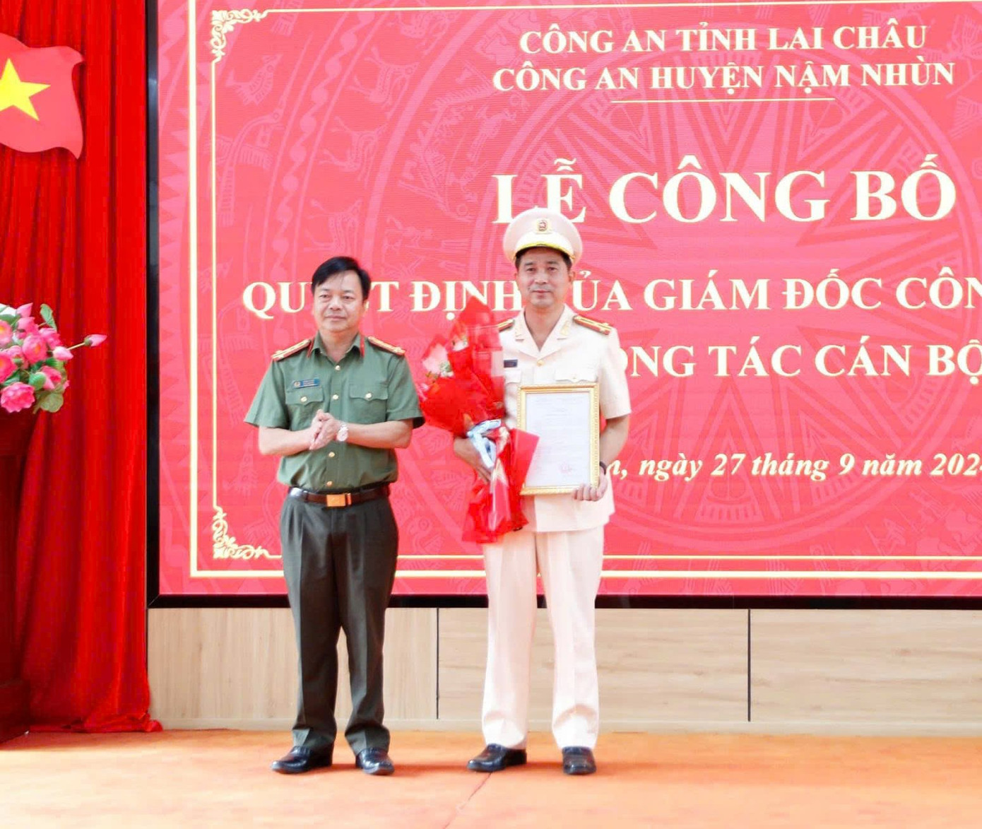 Đại tá Sùng A Súa - Phó Giám đốc Công an tỉnh Lai Châu, trao quyết định cho Thượng tá Nguyễn Văn Hồng. Đại tá Sùng A Súa - Phó Giám đốc Công an tỉnh Lai Châu, trao quyết định cho Thượng tá Nguyễn Văn Hồng.