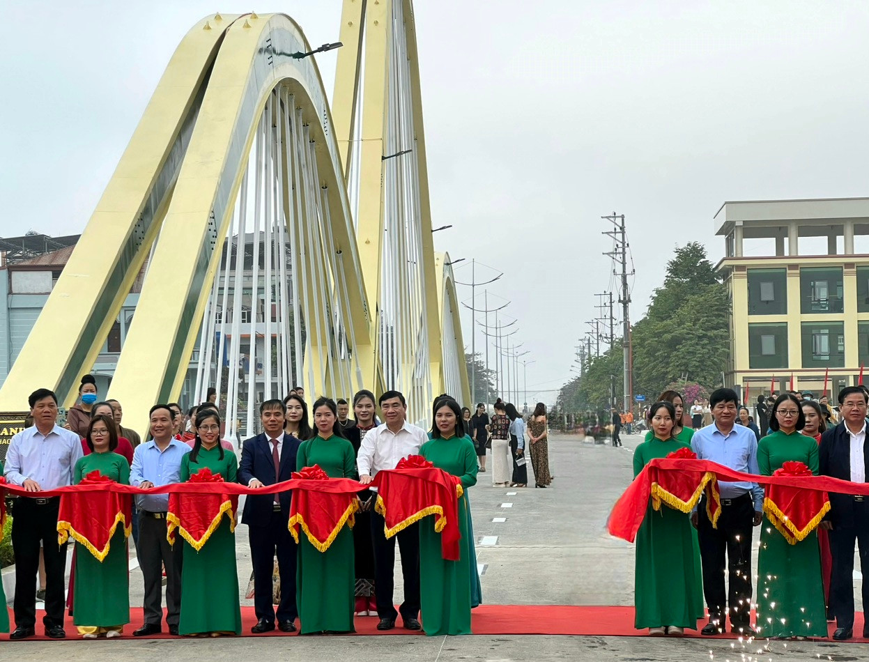 Lãnh đạo tỉnh Điện Biên và đại biểu thực hiện nghi thức thông xe cầu Thanh Bình.