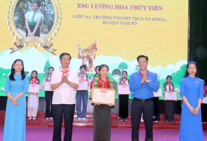 Trưởng ban Dân vận Tỉnh ủy, Chủ tịch Ủy ban Mặt trận Tổ quốc tỉnh Điện Biên Lò Văn Mừng và đại diện Tỉnh Đoàn Điện Biên trao Bằng khen tuyên dương thiếu nhi là “Chiến sĩ nhỏ Điện Biên”.