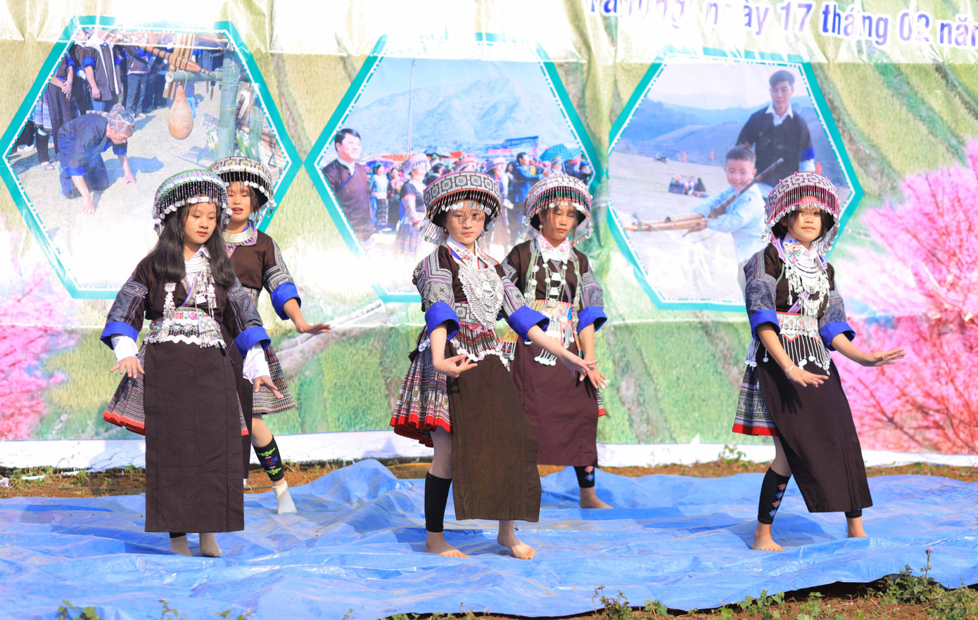 Thiếu nữ Mông rạng rỡ trong bộ trang phục truyền thống tại lễ hội.