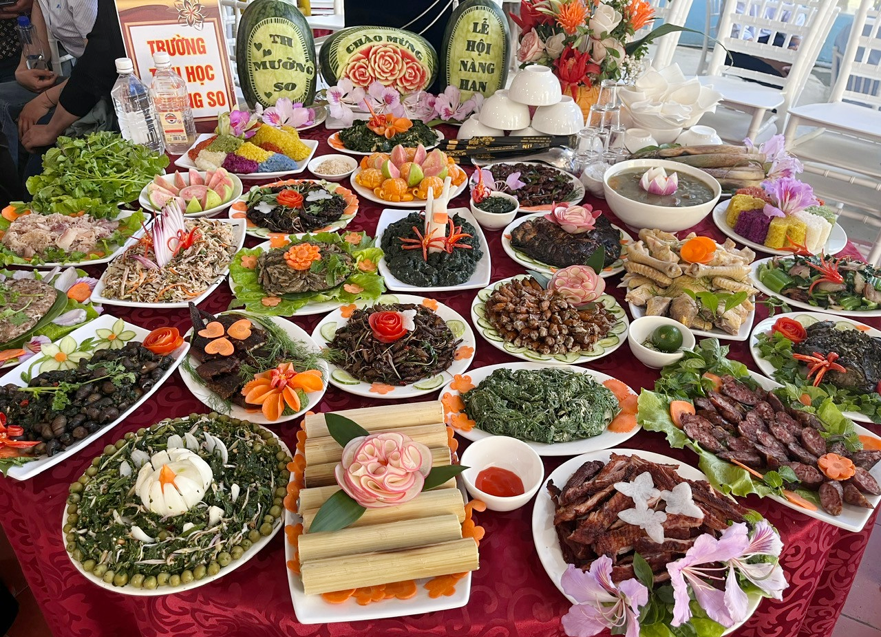 Phần thi ẩm thực thể hiện sự khéo léo của những cô gái Thái với nhiều món ăn độc đáo, hấp dẫn.