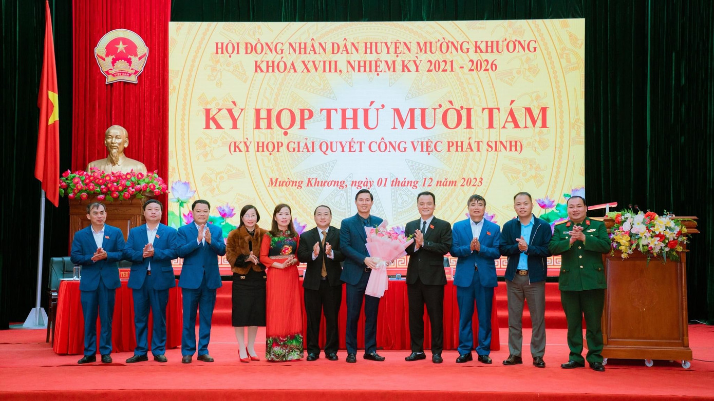 Lãnh đạo Tỉnh uỷ và các sở, ban ngành tỉnh Lào Cai cùng lãnh đạo Huyện uỷ Mường Khương chúc mừng tân Chủ tịch UBND huyện.