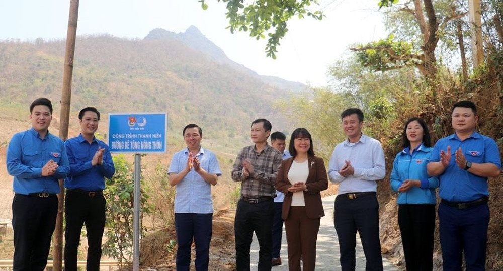 Tỉnh Đoàn Điện Biên và UBND xã Chiềng Sơ khánh thành đường bê tông nông thôn.