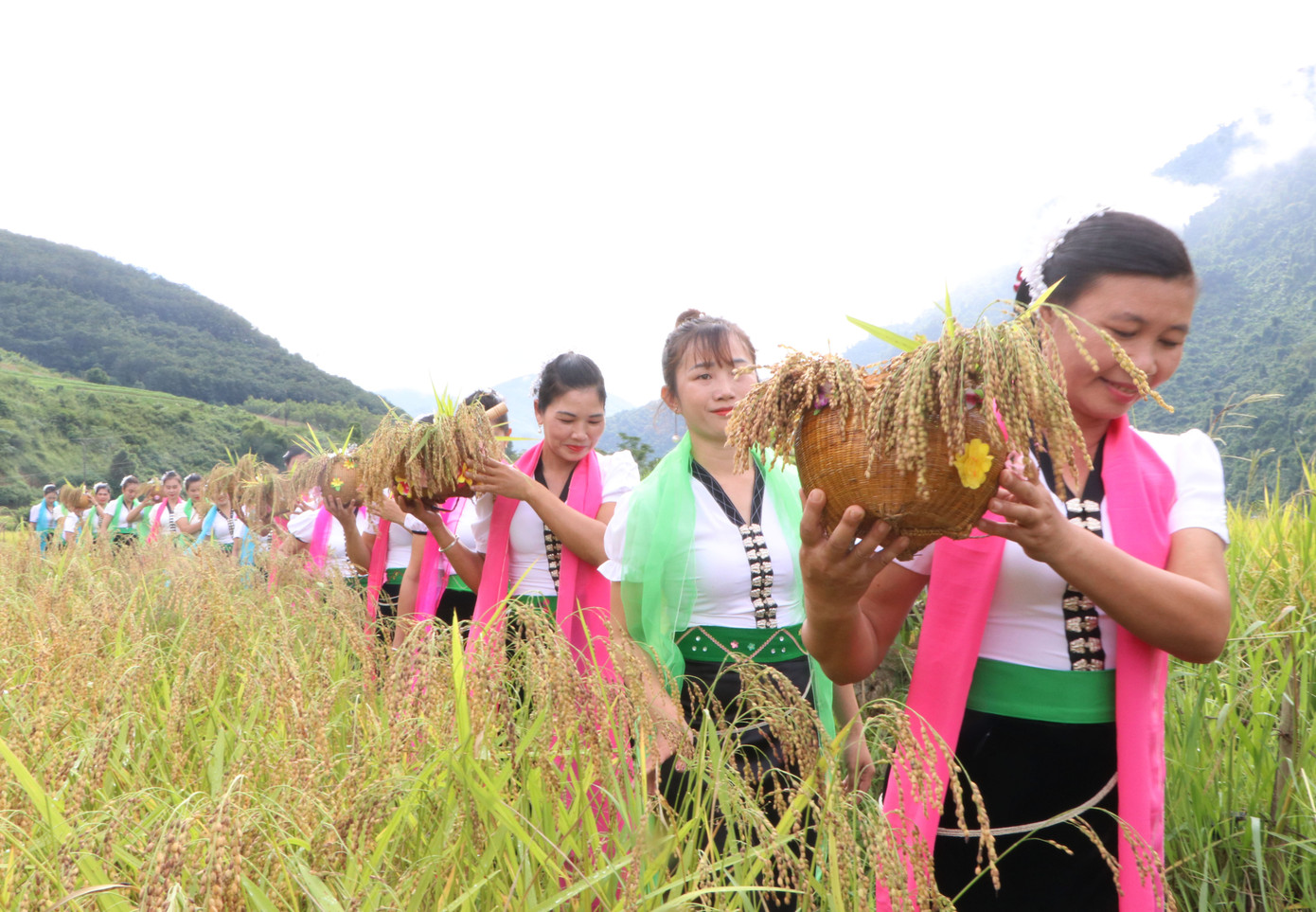 Mỗi khi tổ chức Lễ hội Kin lẩu khẩu mẩu đều phải đi rước “hồn lúa” từ cánh đồng, nương rẫy về để thờ cúng. Khi đi rước hồn lúa về làm lễ cần chọn ngày tốt.