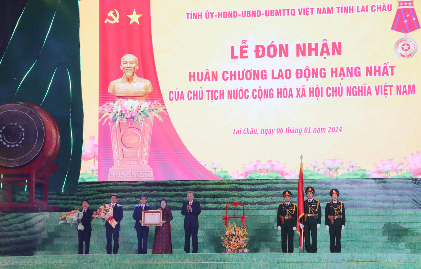 Bộ trưởng Bộ Công an Tô Lâm trao Huân chương Lao động hạng Nhất tặng Đảng bộ, chính quyền và nhân dân tỉnh Lai Châu.