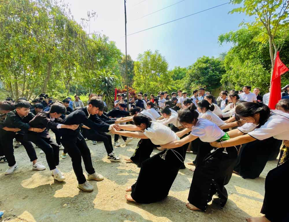 Phần thi kéo co thu hút đông đảo nhân dân và du khách tham gia.