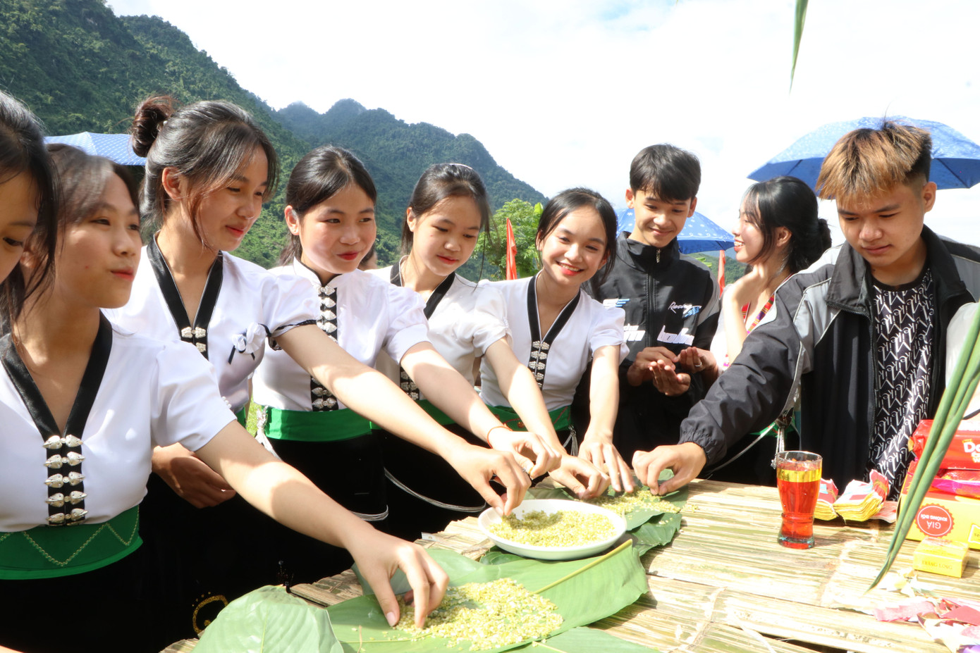Sau khi thực hành xong nghi thức tại điểm thờ cúng, đồng bào Thái trong bản, trong mường và du khách ăn cốm mới với mong muốn luôn khoẻ mạnh, no ấm.