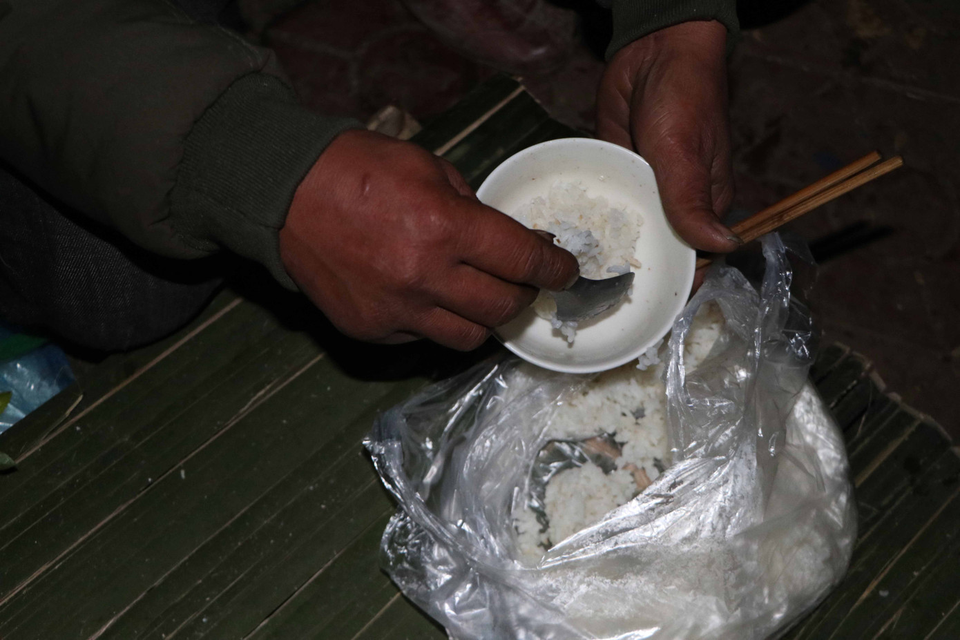 Cơm trắng được đựng trong những túi bóng.