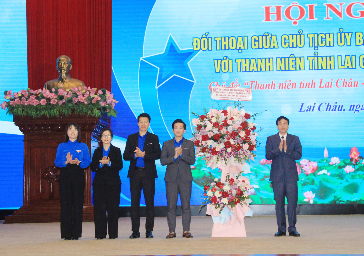 Chủ tịch UBND tỉnh Lai Châu Lê Văn Lương tặng hoa chúc mừng Tỉnh Đoàn Lai Châu nhân Kỷ niệm 93 năm ngày thành lập Đoàn Thanh niên Cộng sản Hồ Chí Minh (26/3/1931 - 26/3/2024).