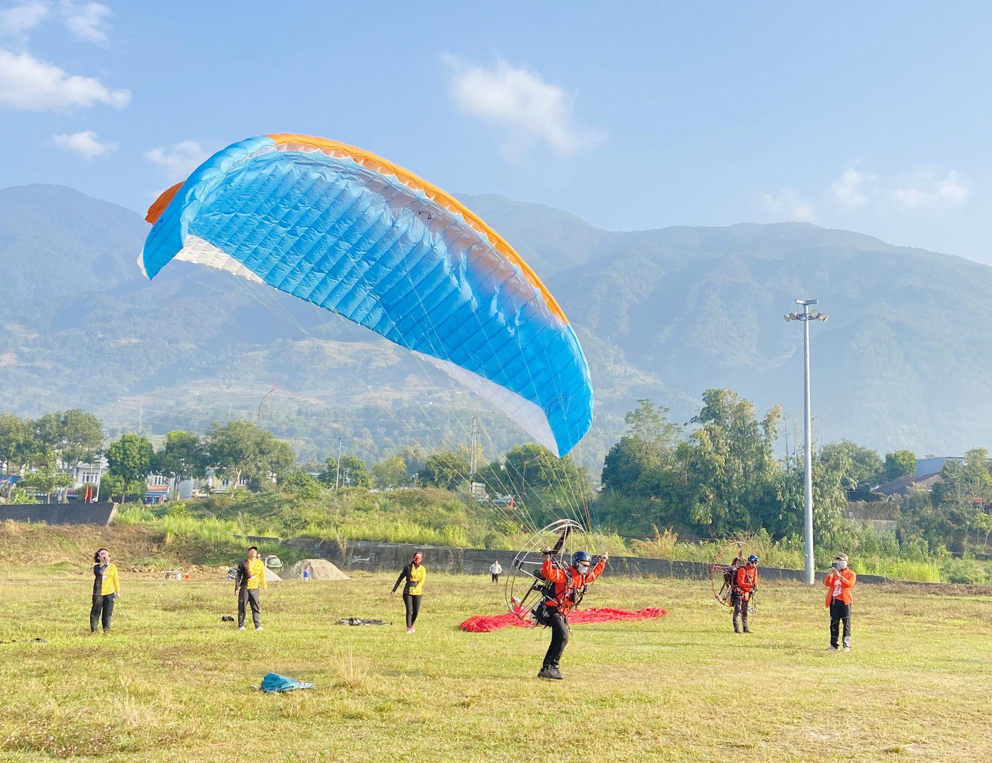 Các vận động viên chuẩn bị biểu diễn bay dù động cơ.