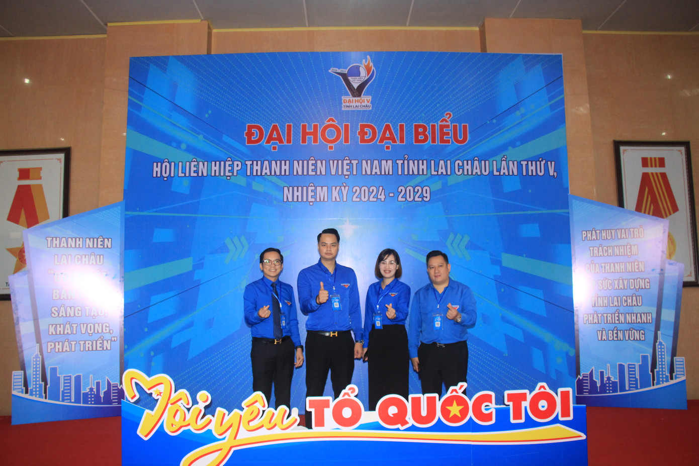 Đại biểu chụp ảnh lưu niệm.