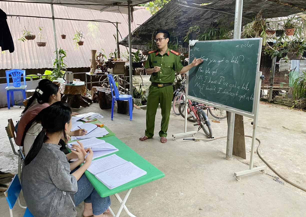 Thầy giáo mang cảnh phục tiếp tục mở thêm các lớp học tiếng Anh kết hợp dạy kỹ năng sống cho học sinh. Thầy giáo mang cảnh phục tiếp tục mở thêm các lớp học tiếng Anh kết hợp dạy kỹ năng sống cho học sinh.