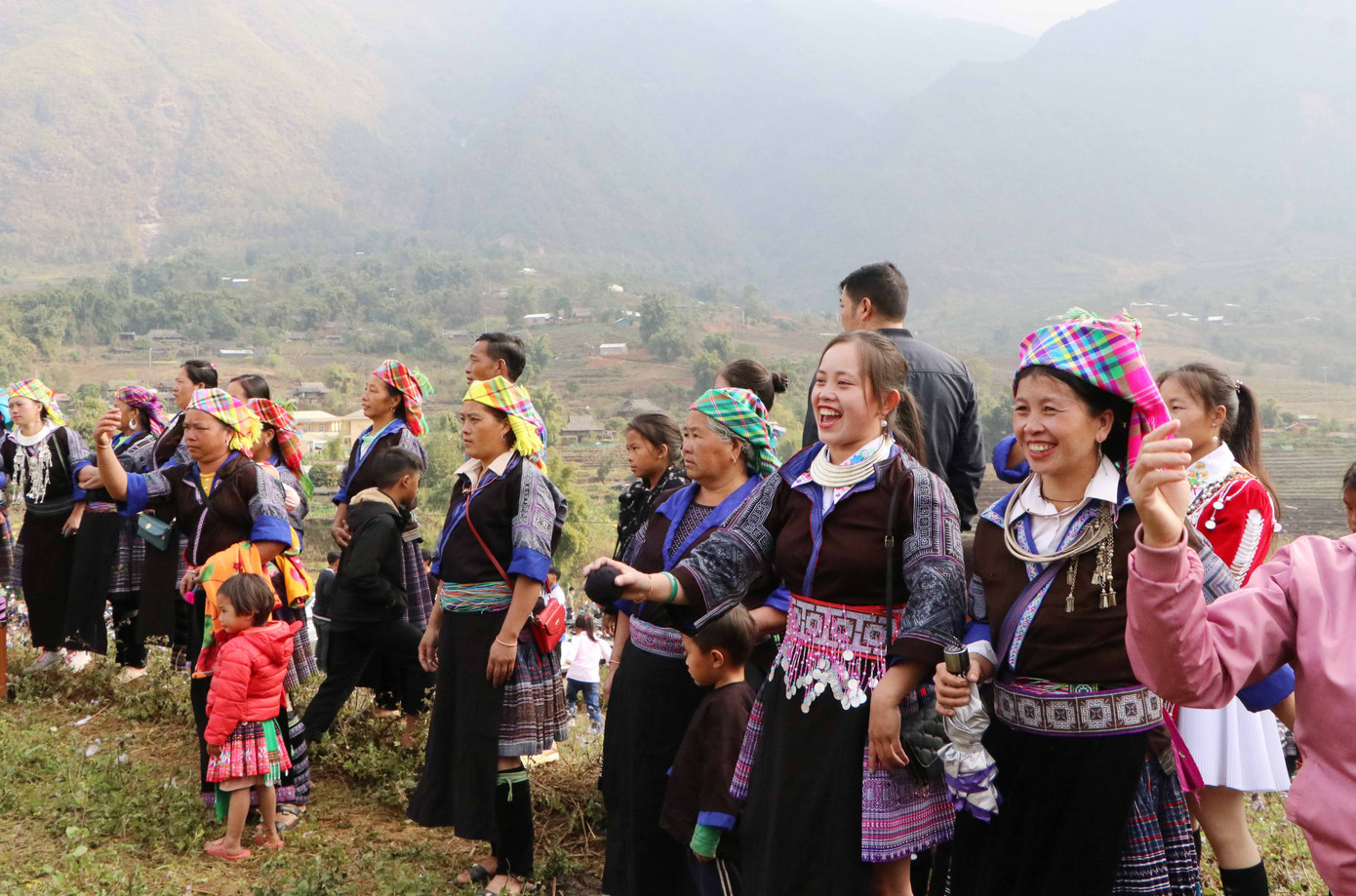 Đồng bào dân tộc Mông rộn ràng với trò chơi ném pao truyền thống của dân tộc.