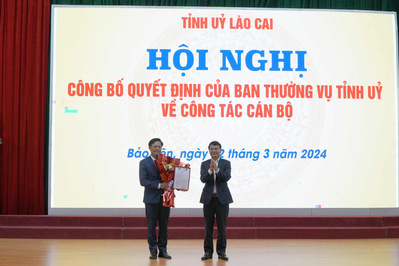 Bí thư Tỉnh ủy Lào Cai Đặng Xuân Phong trao Quyết định và phát biểu giao nhiệm vụ cho Bí thư Huyện ủy Bảo Yên Hoàng Quốc Bảo.