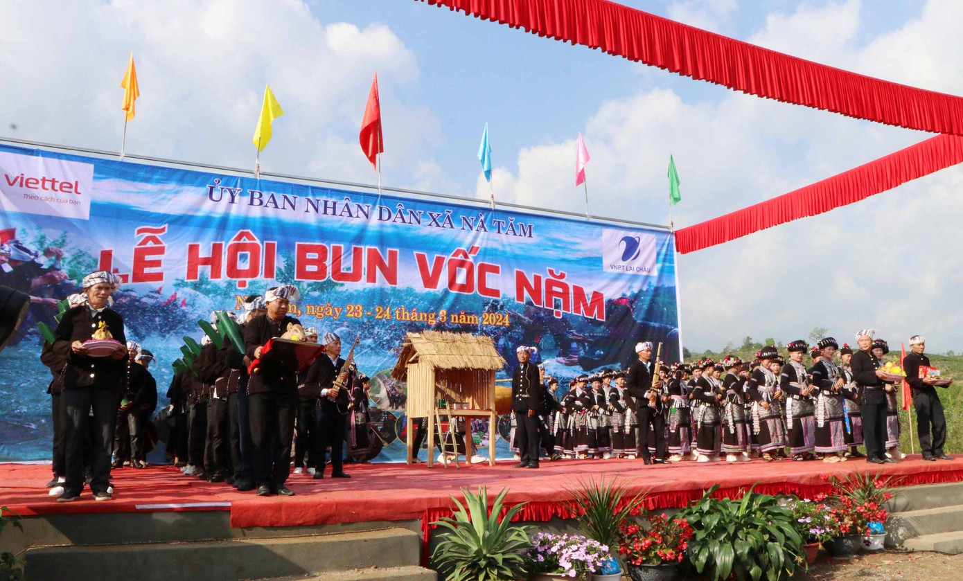 Mở đầu lễ hội, nghi lễ cúng thần linh với lễ vật gồm lợn, gà, bánh chưng, rượu, chè, xôi, mía, chuối, hoa quả, bánh kẹo. Mở đầu lễ hội, nghi lễ cúng thần linh với lễ vật gồm lợn, gà, bánh chưng, rượu, chè, xôi, mía, chuối, hoa quả, bánh kẹo.