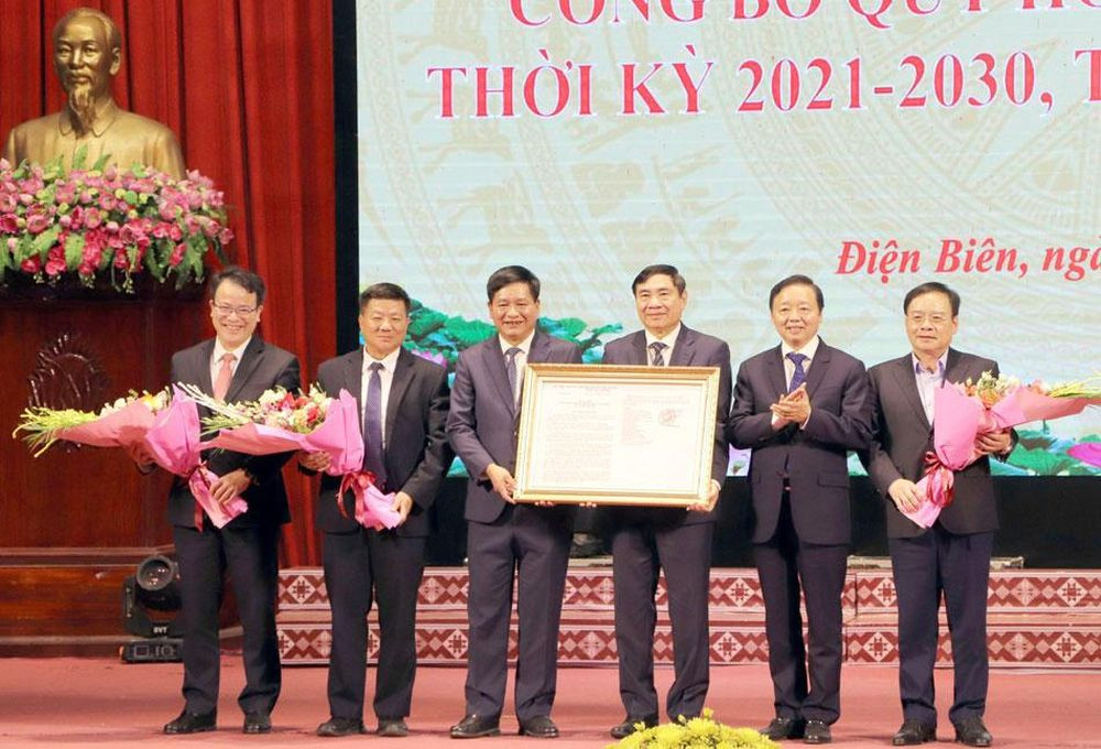 Phó Thủ tướng Trần Hồng Hà trao quyết định Phê duyệt quy hoạch tỉnh Điện Biên thời kỳ 2021 - 2030, tầm nhìn đến 2050.