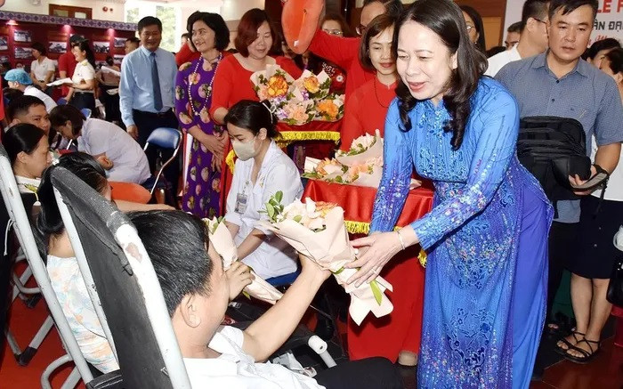 Quyền Chủ tịch nước Võ Thị Ánh Xuân tặng hoa cho những người hiến máu nhân đạo. Quyền Chủ tịch nước Võ Thị Ánh Xuân tặng hoa cho những người hiến máu nhân đạo.