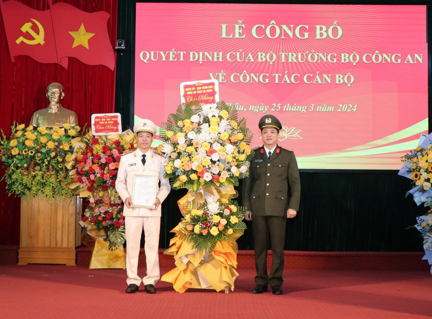 Đại tá Nguyễn Viết Giang - Giám đốc Công an tỉnh Lai Châu trao quyết định, tặng hoa chúc mừng tân Phó Giám đốc Công an tỉnh Lai Châu Lê Anh Hưng.