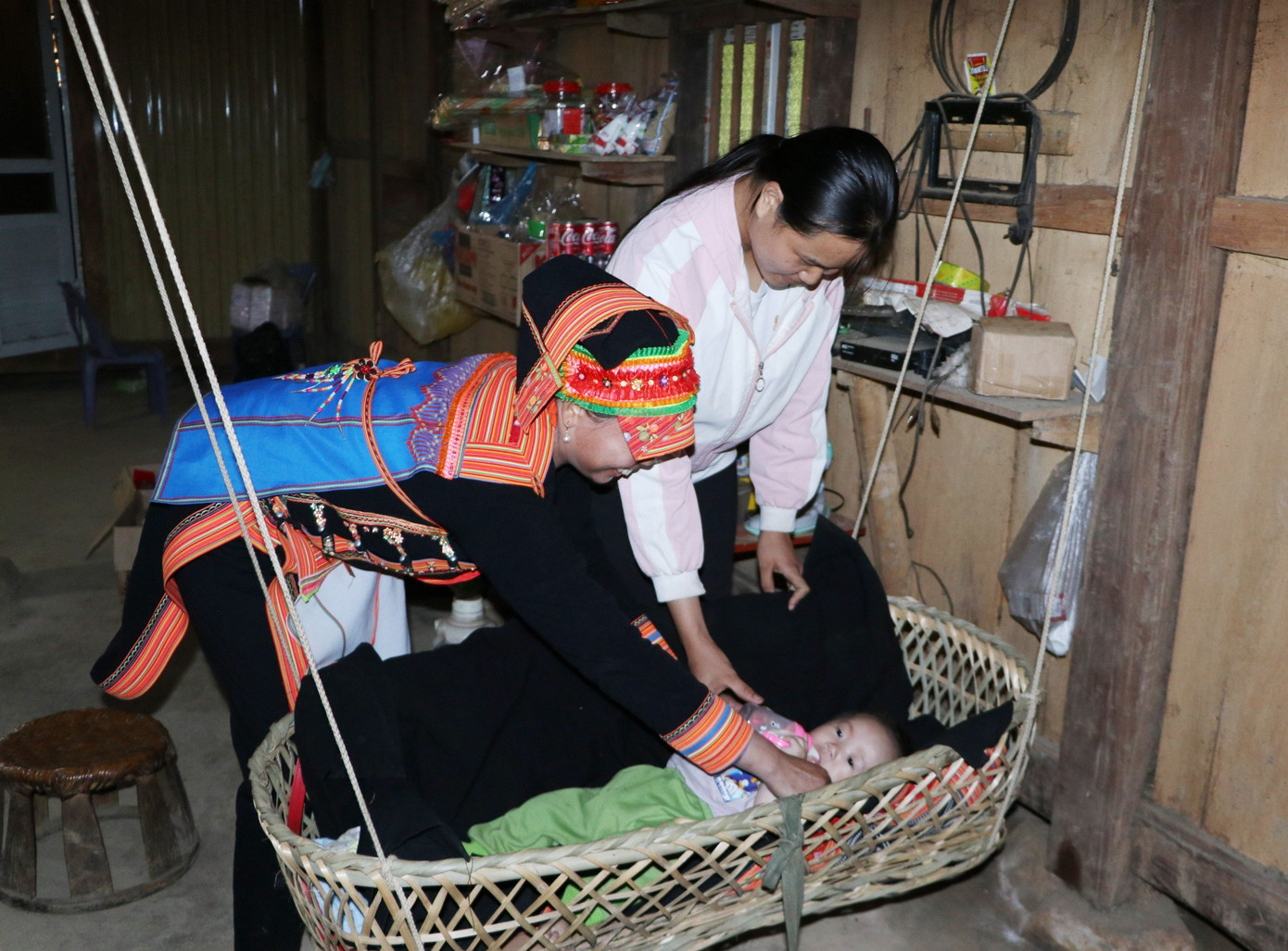 Cô đỡ thôn bản Lý Minh Thương tư vấn cách chăm sóc bé sau sinh. Cô đỡ thôn bản Lý Minh Thương tư vấn cách chăm sóc bé sau sinh.