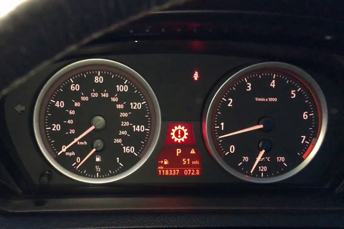 Nếu bạn nhìn thấy biểu tượng này có nghĩa hộp số của xe đang có vấn đề. Nếu bạn nhìn thấy biểu tượng này có nghĩa hộp số của xe đang có vấn đề.