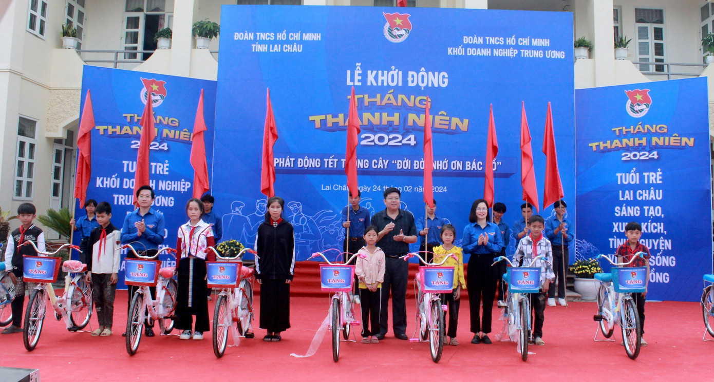 Lãnh đạo huyện Than Uyên, Đoàn Khối Doanh nghiệp Trung Ương, Tỉnh Đoàn Lai Châu trao xe đạp cho học sinh cho học sinh có hoàn cảnh khó khăn.