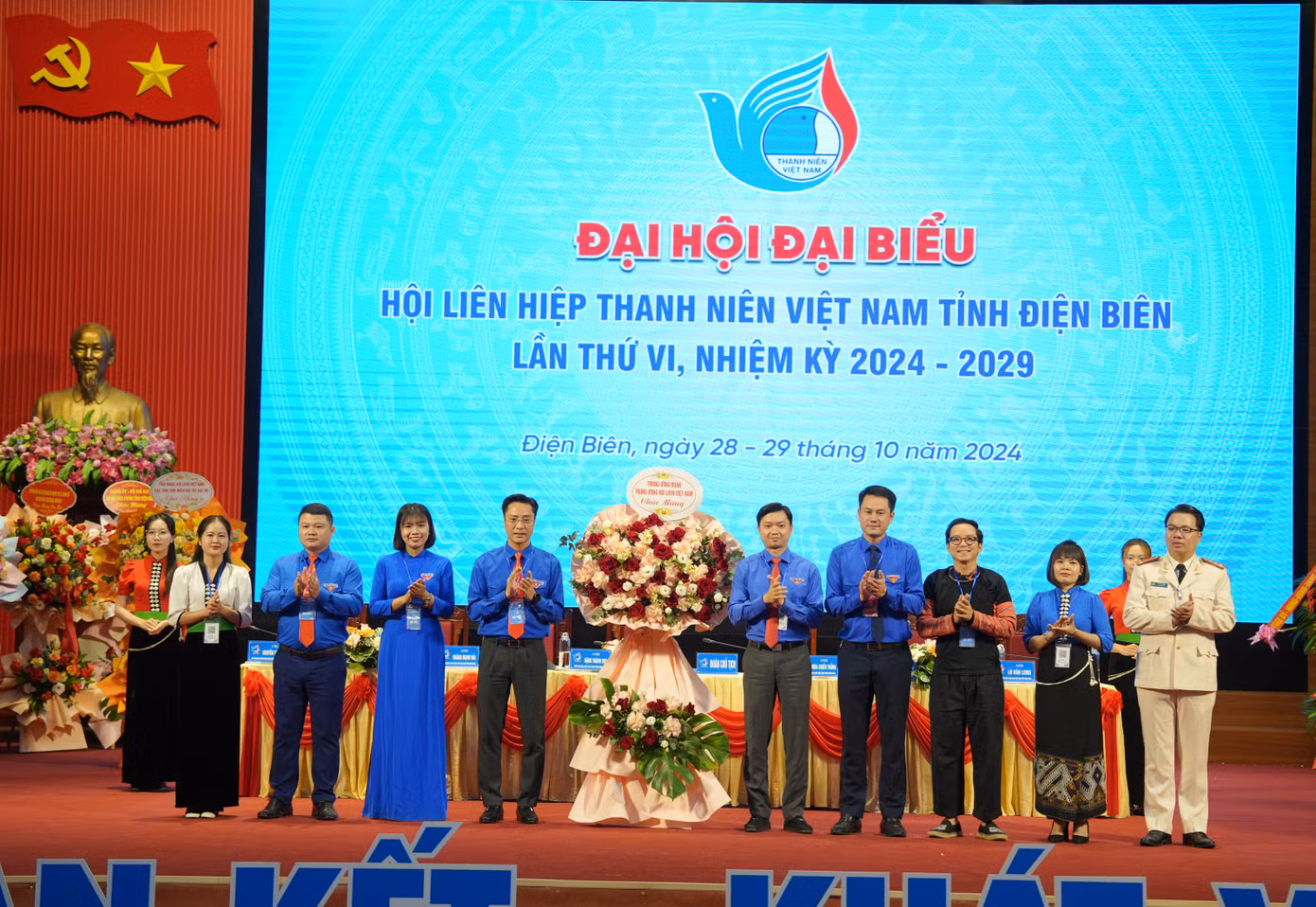 Bí thư Trung ương Đoàn, Chủ tịch Trung ương Hội Sinh viên Việt Nam Nguyễn Minh Triết, Phó Chủ tịch Thường trực Trung ương Hội LHTN Việt Nam Nguyễn Kim Quy tặng hoa chúc mừng Đại hội. Bí thư Trung ương Đoàn, Chủ tịch Trung ương Hội Sinh viên Việt Nam Nguyễn Minh Triết, Phó Chủ tịch Thường trực Trung ương Hội LHTN Việt Nam Nguyễn Kim Quy tặng hoa chúc mừng Đại hội.