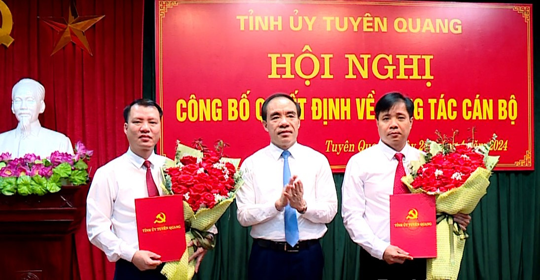 Bí thư Tỉnh ủy Tuyên Quang Chẩu Văn Lâm (giữa) trao các quyết định về công tác cán bộ. Bí thư Tỉnh ủy Tuyên Quang Chẩu Văn Lâm (giữa) trao các quyết định về công tác cán bộ.