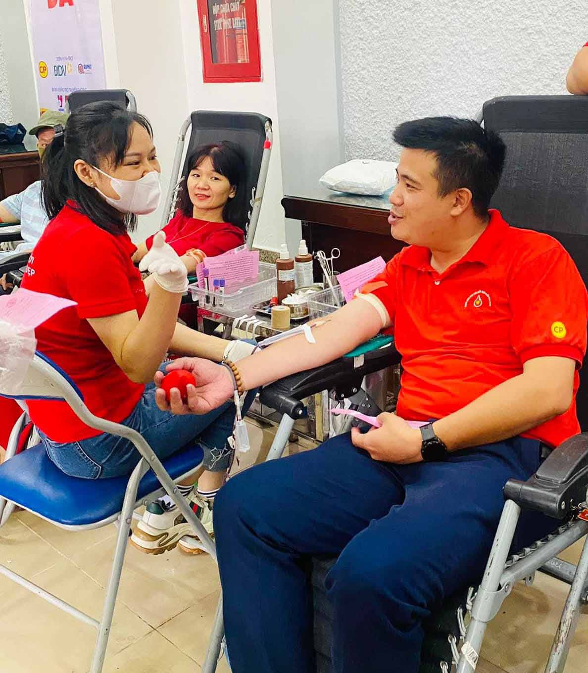 Trung bình mỗi năm, anh Bùi Đức Phong tham gia hiến máu cứu người từ 1-2 lần. Trung bình mỗi năm, anh Bùi Đức Phong tham gia hiến máu cứu người từ 1-2 lần.