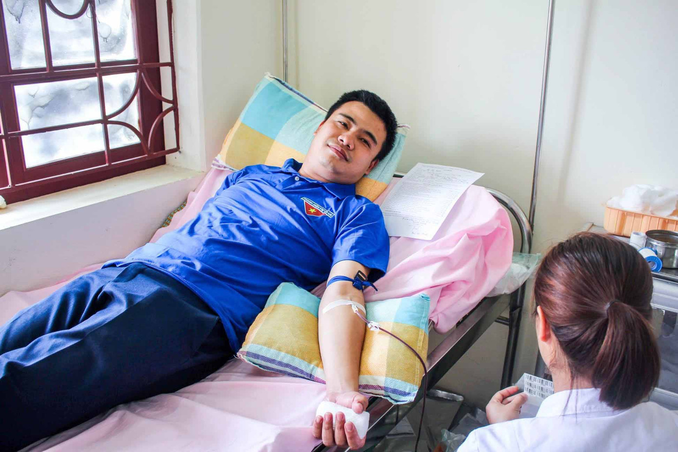 Nhìn thấy nụ cười của những bệnh nhân khi nhận được những giọt máu quý giá, anh Bùi Đức Phong như được tiếp thêm sức mạnh cống hiến và lan tỏa nghĩa cử cao đẹp này. Nhìn thấy nụ cười của những bệnh nhân khi nhận được những giọt máu quý giá, anh Bùi Đức Phong như được tiếp thêm sức mạnh cống hiến và lan tỏa nghĩa cử cao đẹp này.