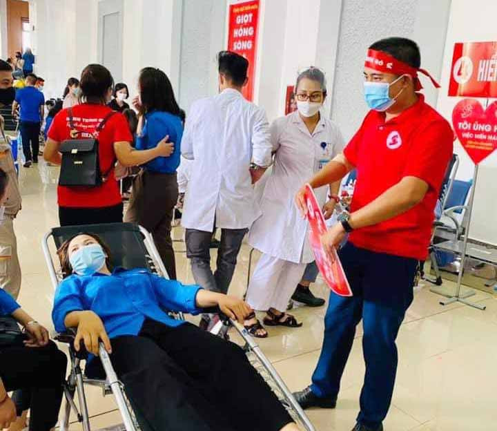 Không những trực tiếp hiến máu tình nguyện, anh Bùi Đức Phong còn tham gia tuyên truyền, vận động thanh niên, người dân hiến máu. Không những trực tiếp hiến máu tình nguyện, anh Bùi Đức Phong còn tham gia tuyên truyền, vận động thanh niên, người dân hiến máu.