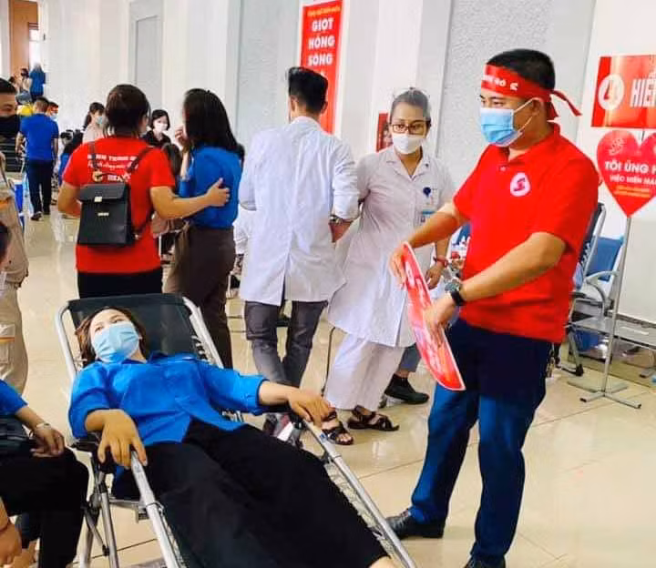 Không những trực tiếp hiến máu tình nguyện, anh Bùi Đức Phong còn tham gia tuyên truyền, vận động thanh niên, người dân hiến máu.
