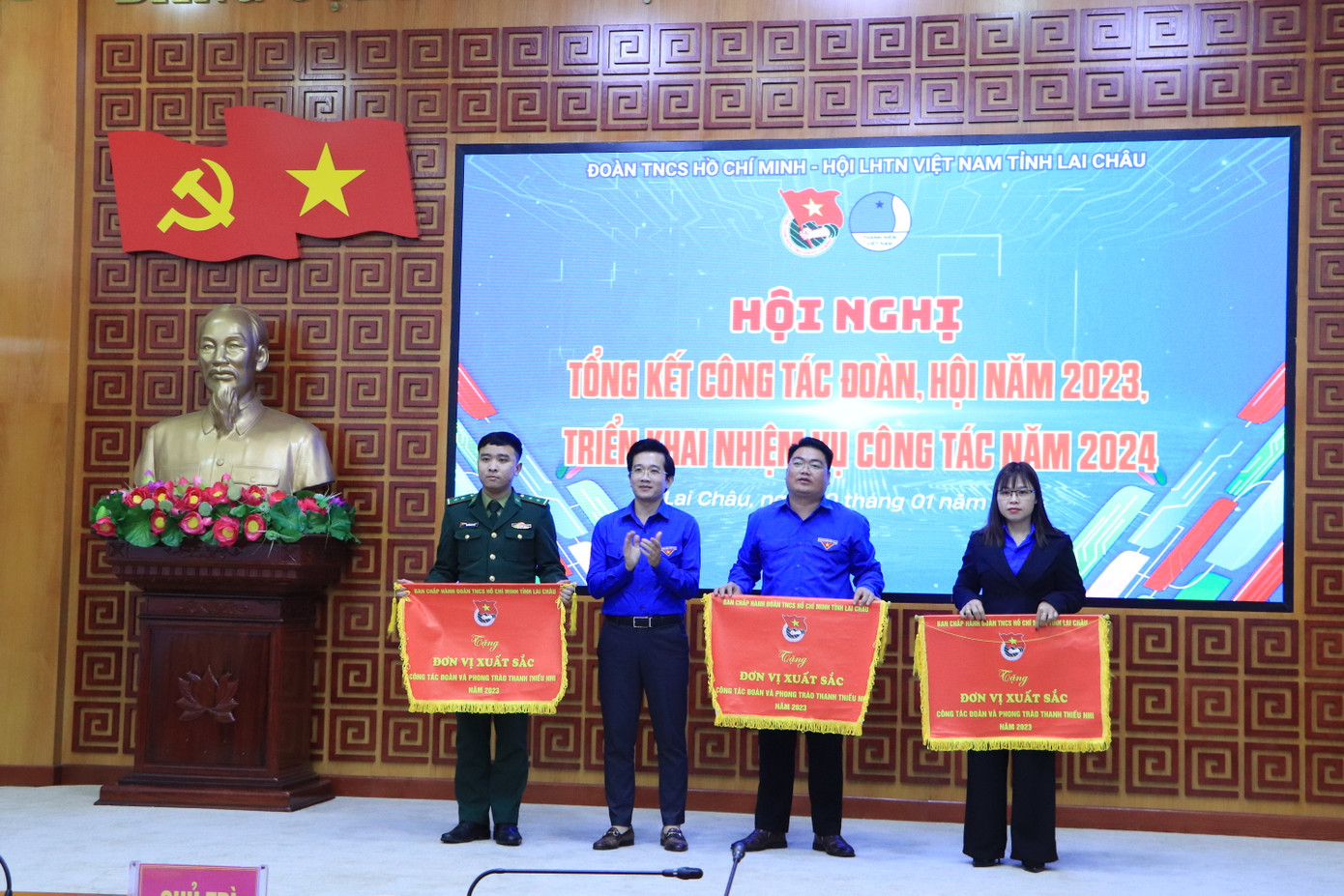 Tỉnh Đoàn Lai Châu tặng Cờ thi đua cho 3 tập thể.