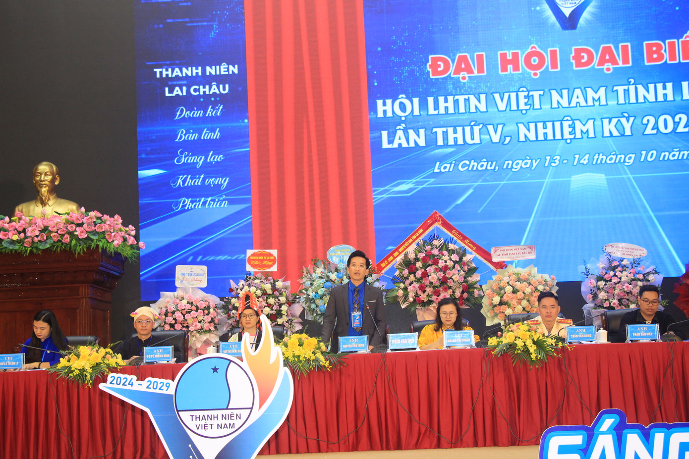 Đoàn Chủ tịch chủ trì Đại hội.