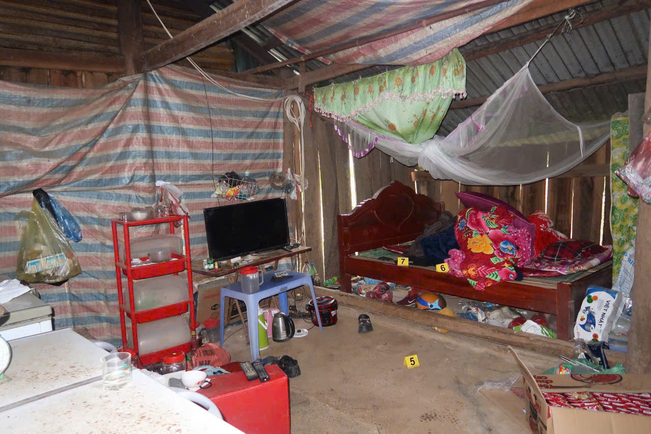 Sau khi sát hại nạn nhân, hai đối tượng đặt nạn nhân lên giường đắp chăn nhằm che giấu hành vi phạm tội.