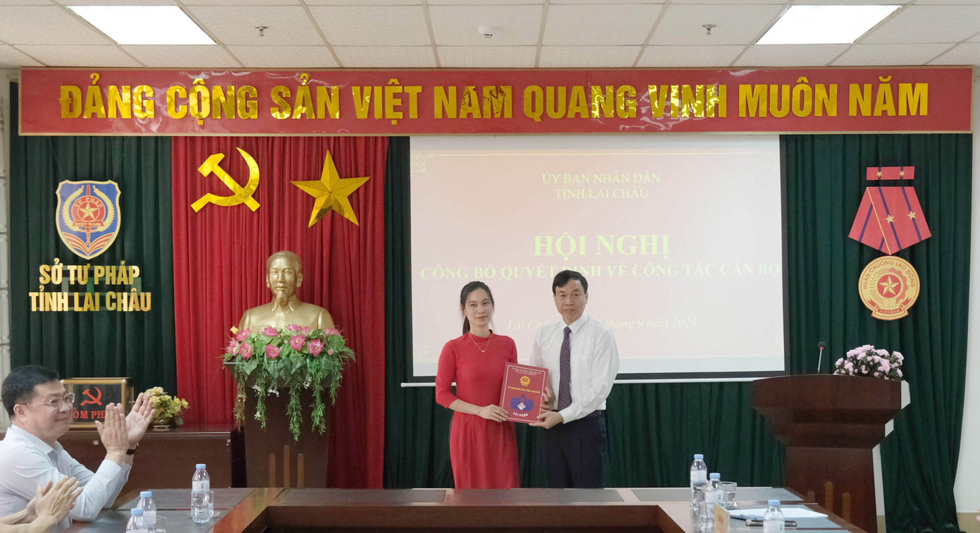 Chủ tịch UBND tỉnh Lai Châu Lê Văn Lương trao quyết định bổ nhiệm cho tân Phó Giám đốc Sở Tư pháp Phạm Thị Xim.
