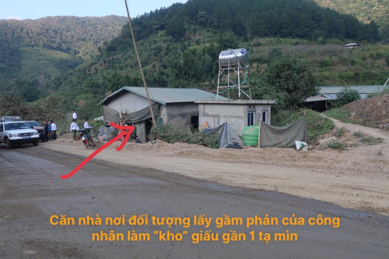 Ngôi nhà cấp 4 - nơi giấu gần một tạ thuốc nổ nhũ tương (mìn) và 170 chiếc kíp nổ điện vi sai, 350 mét dây nổ. Ngôi nhà cấp 4 - nơi giấu gần một tạ thuốc nổ nhũ tương (mìn) và 170 chiếc kíp nổ điện vi sai, 350 mét dây nổ.