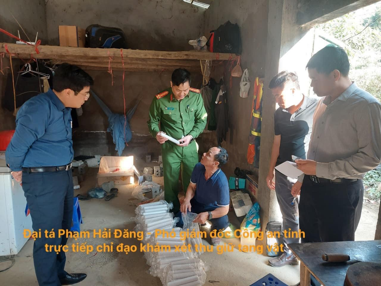 Đại tá Phạm Hải Đăng, Phó Giám đốc Công an tỉnh Lai Châu chỉ đạo khám xét thu giữ tang vật. Đại tá Phạm Hải Đăng, Phó Giám đốc Công an tỉnh Lai Châu chỉ đạo khám xét thu giữ tang vật.