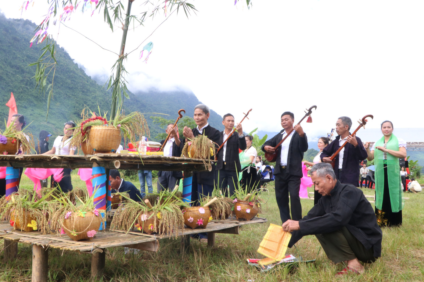 Nghi thức thứ hai là nghi thức cúng hồn lúa. Xuất phát từ ý niệm “vạn vật hữu linh” nên đồng bào Thái quan niệm mọi vật thể tồn tại, phát triển được nhờ có linh hồn, số phận con người phụ thuộc vào lực lượng siêu nhiên, thế giới siêu linh. Những yếu tố vô hình thiêng liêng này quyết định cuộc sống trên trái đất, được người Thái gọi là Chảu (Chủ). Thiên nhiên quanh họ như trời, đất, núi, sông, cây cối... đều có các Chảu ngự trị, nên được họ sùng bái, cúng tế để làm chỗ dựa tinh thần.