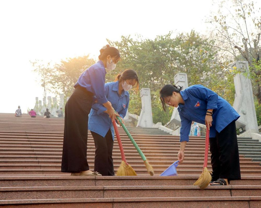 Tuổi trẻ Điện Biên vệ sinh khu vực Tượng đài Chiến thắng Điện Biên Phủ.