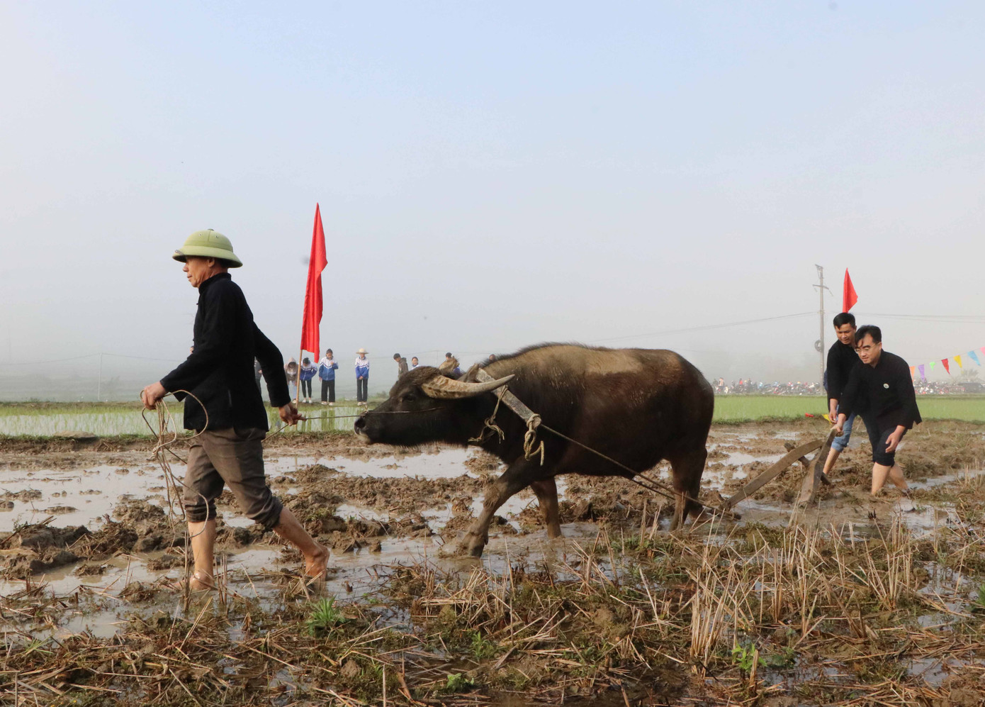 Lãnh đạo chính quyền địa phương cùng nhân dân thực hiện nghi thức cày bừa mở đầu cho một năm sản xuất mưa thuận gió hòa, cây cối tốt tươi, người dân được khỏe mạnh.
