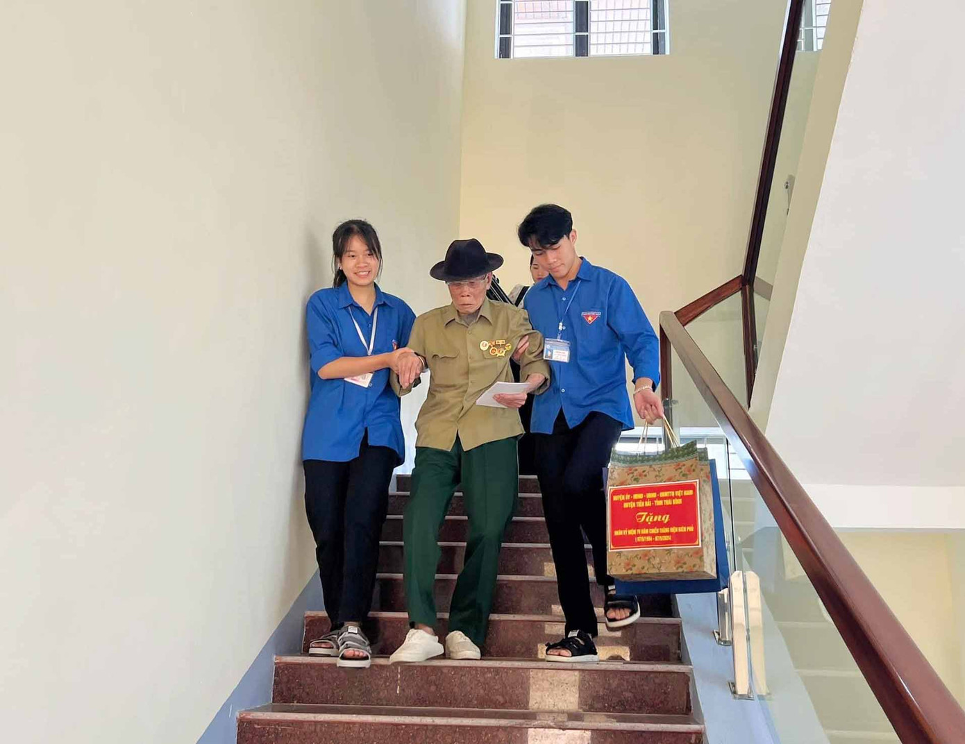 Qua các hoạt động nhằm thể hiện trách nhiệm của tuổi trẻ đối với thế hệ cha anh đã hy sinh vì sự nghiệp đấu tranh giải phóng dân tộc.