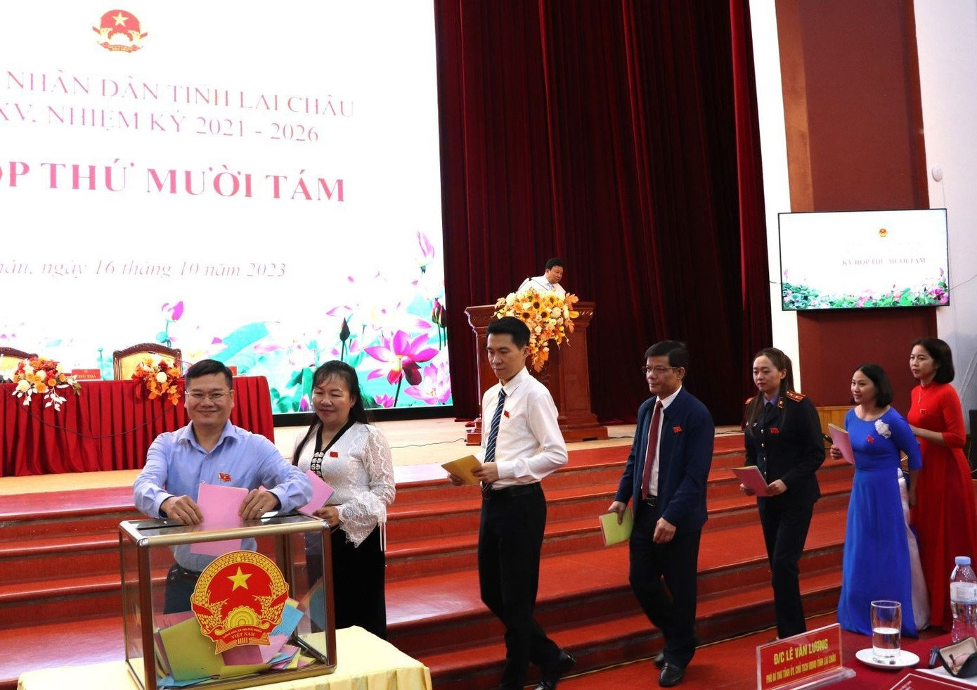 Đại biểu HĐND bỏ phiếu tín nhiệm đối với người giữ chức vụ do HĐND tỉnh Lai Châu khoá XV bầu.