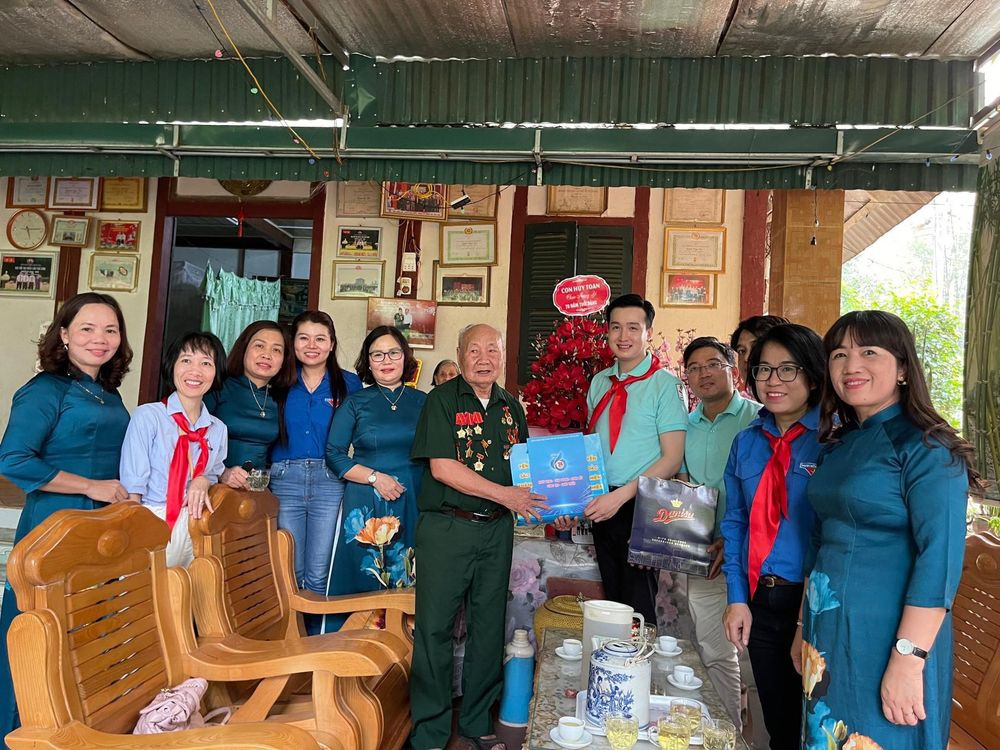 Đoàn đại biểu tuổi trẻ Thủ đô thăm, tặng quà chiến sĩ Điện Biên năm xưa. Đoàn đại biểu tuổi trẻ Thủ đô thăm, tặng quà chiến sĩ Điện Biên năm xưa.