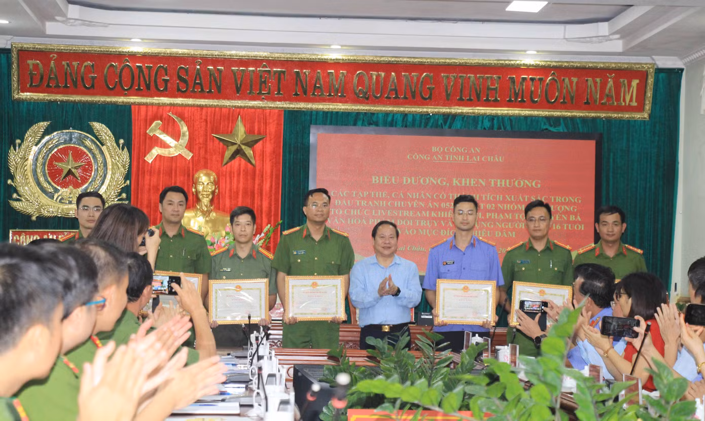 Phó Chủ tịch Thường trực UBND tỉnh Lai Châu Tống Thanh Hải tặng Bằng khen cho cá nhân.