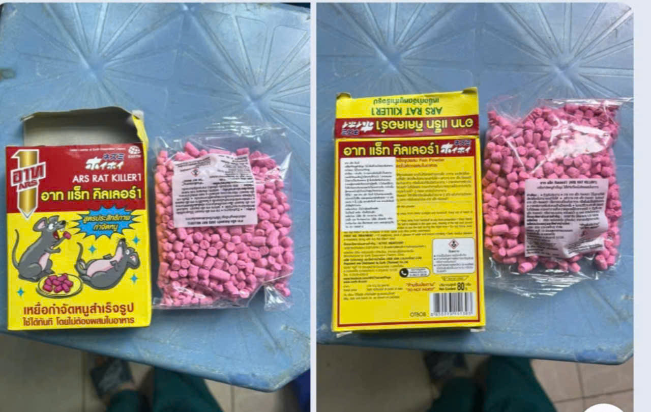 Các cháu cầm chơi gói thuốc diệt chuột được đóng như gói kẹo. Các cháu cầm chơi gói thuốc diệt chuột được đóng như gói kẹo.