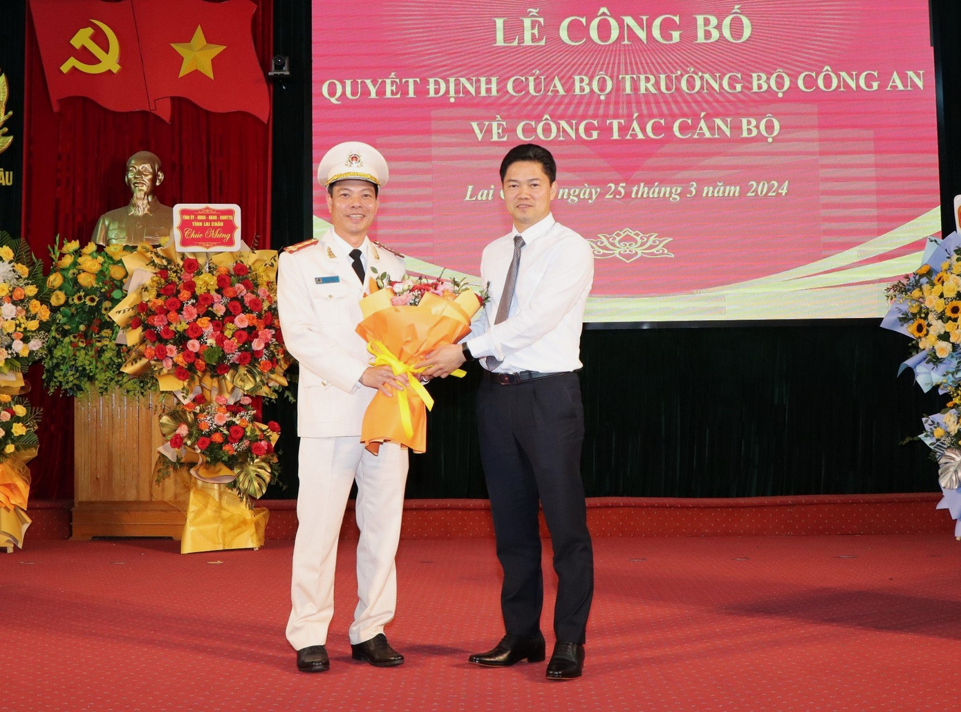 Phó Bí thư Thường trực Tỉnh ủy Lai Châu Vũ Mạnh Hà tặng hoa chúc mừng tân Phó Giám đốc Công an tỉnh Lai Châu Lê Anh Hưng.