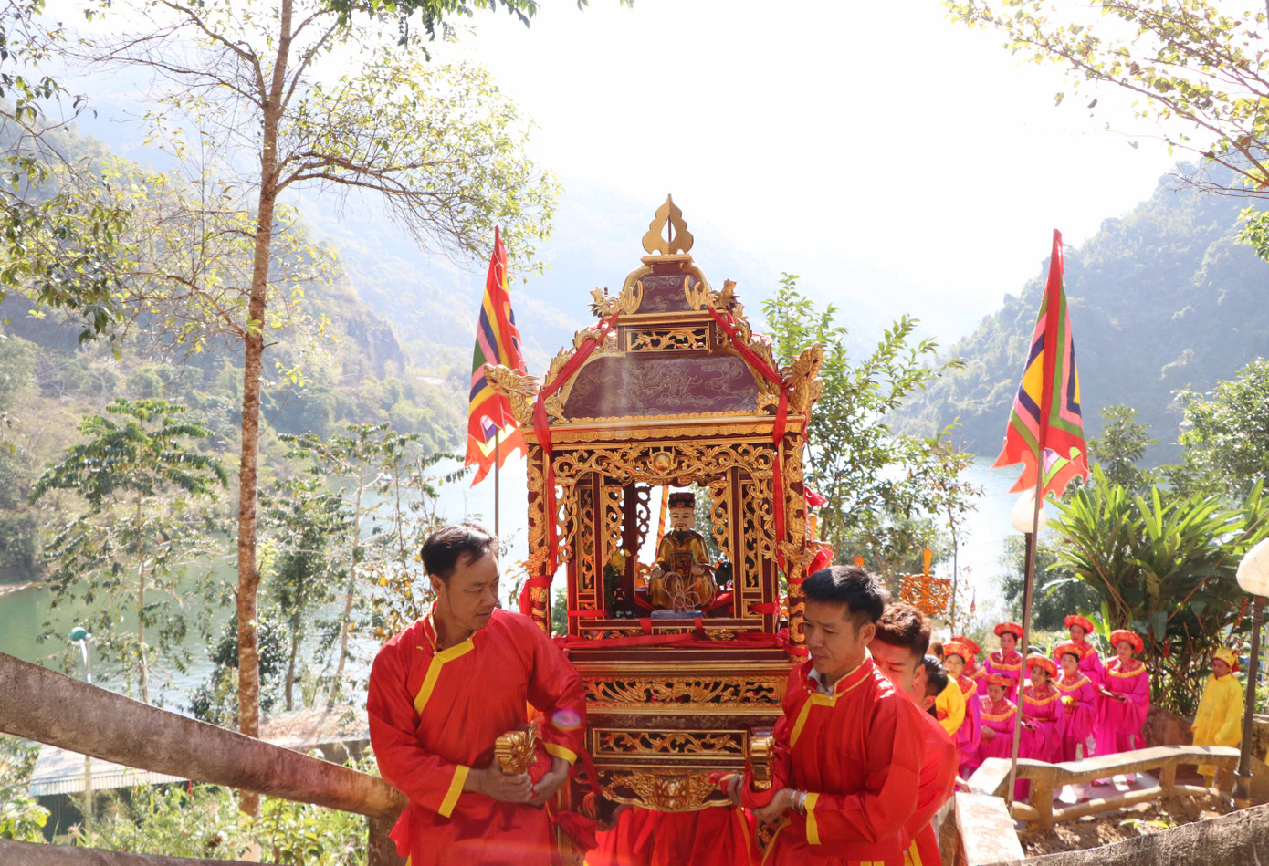 Công ơn đức độ của Vua Lê Thái Tổ mãi mãi được đồng bào các dân tộc Lai Châu tưởng nhớ, tôn kính. Công ơn đức độ của Vua Lê Thái Tổ mãi mãi được đồng bào các dân tộc Lai Châu tưởng nhớ, tôn kính.