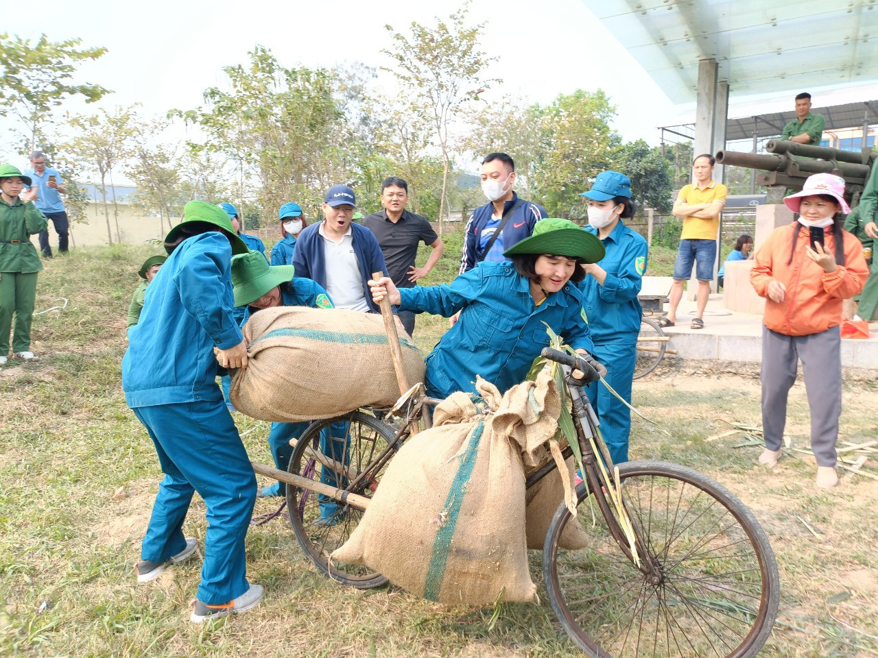Mỗi đội thi đấu gồm 3 người.