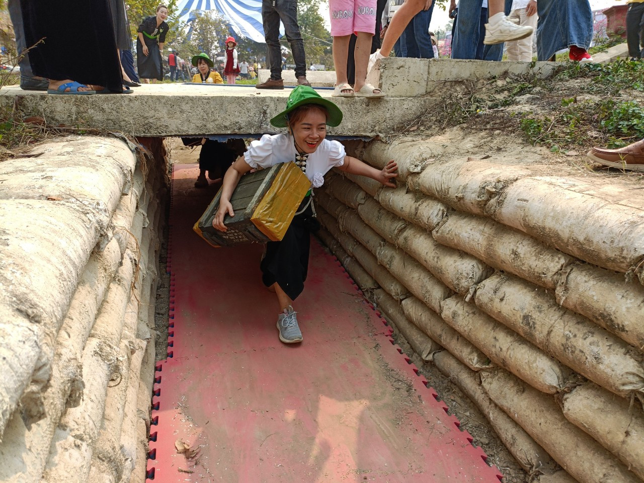 Vận động viên thi đấu vác hòm đạn 150 m với trọng lượng gần 20 kg.