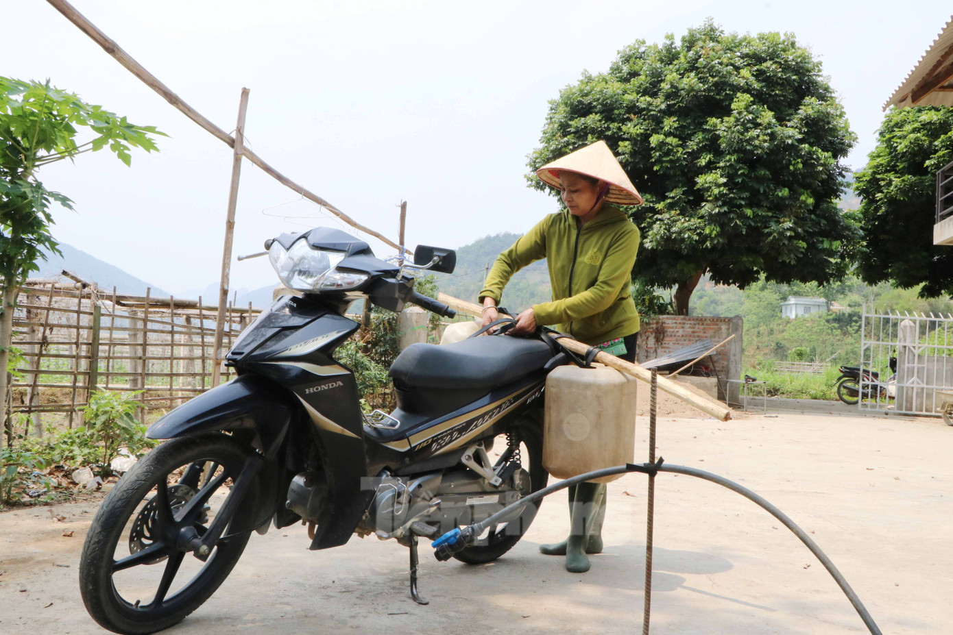 Gia đình bà Hoàng Thị La ở cuối bản Nà Dân không có nước nên phải đi xin từng can.